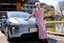 马斯克母亲一身粉装再访中国 时尚界的传奇与上海的不解之缘-Newiing 昕尚界