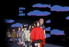 jnby by JNBY 2025秋冬新品秀暨KIDS WEAR上海时装周童装发布开幕大秀：以超现实童话开启太空邮递奇幻之旅-Newiing 昕尚界