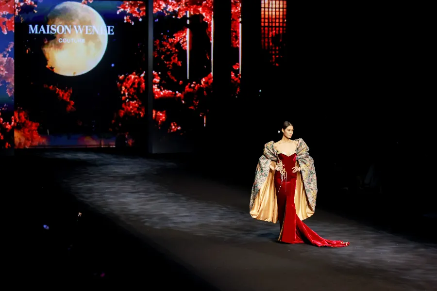 东西方千年美学的交汇,「鎏金回响」MAISON WENĒE 薇妮体雕COUTURE 2027高定系列发布-Newiing 昕尚界